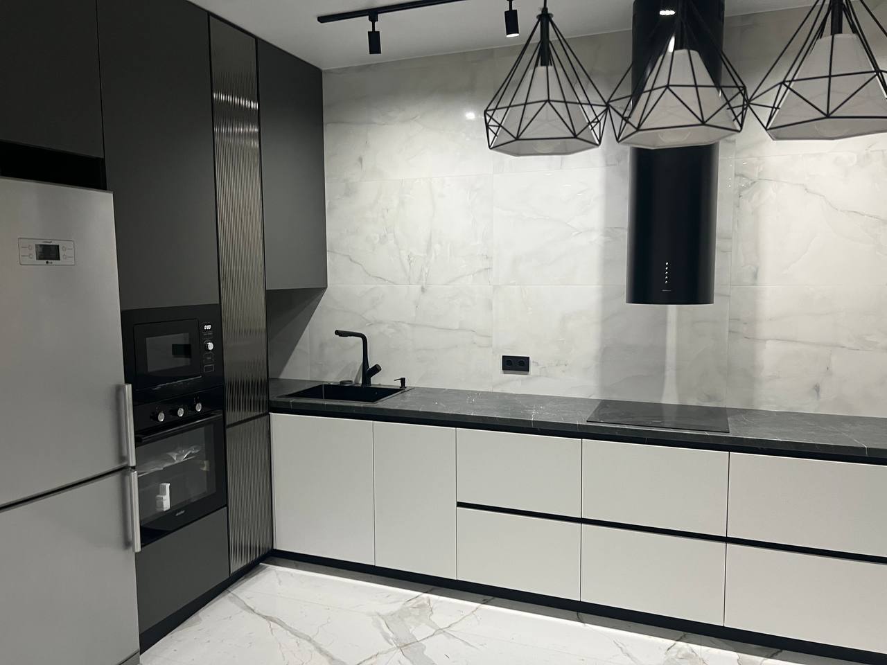 Кухня угловая современная — Белый и графит рифлёный